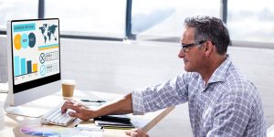 Consultant SEO analysant un site WordPress sur son ordinateur.